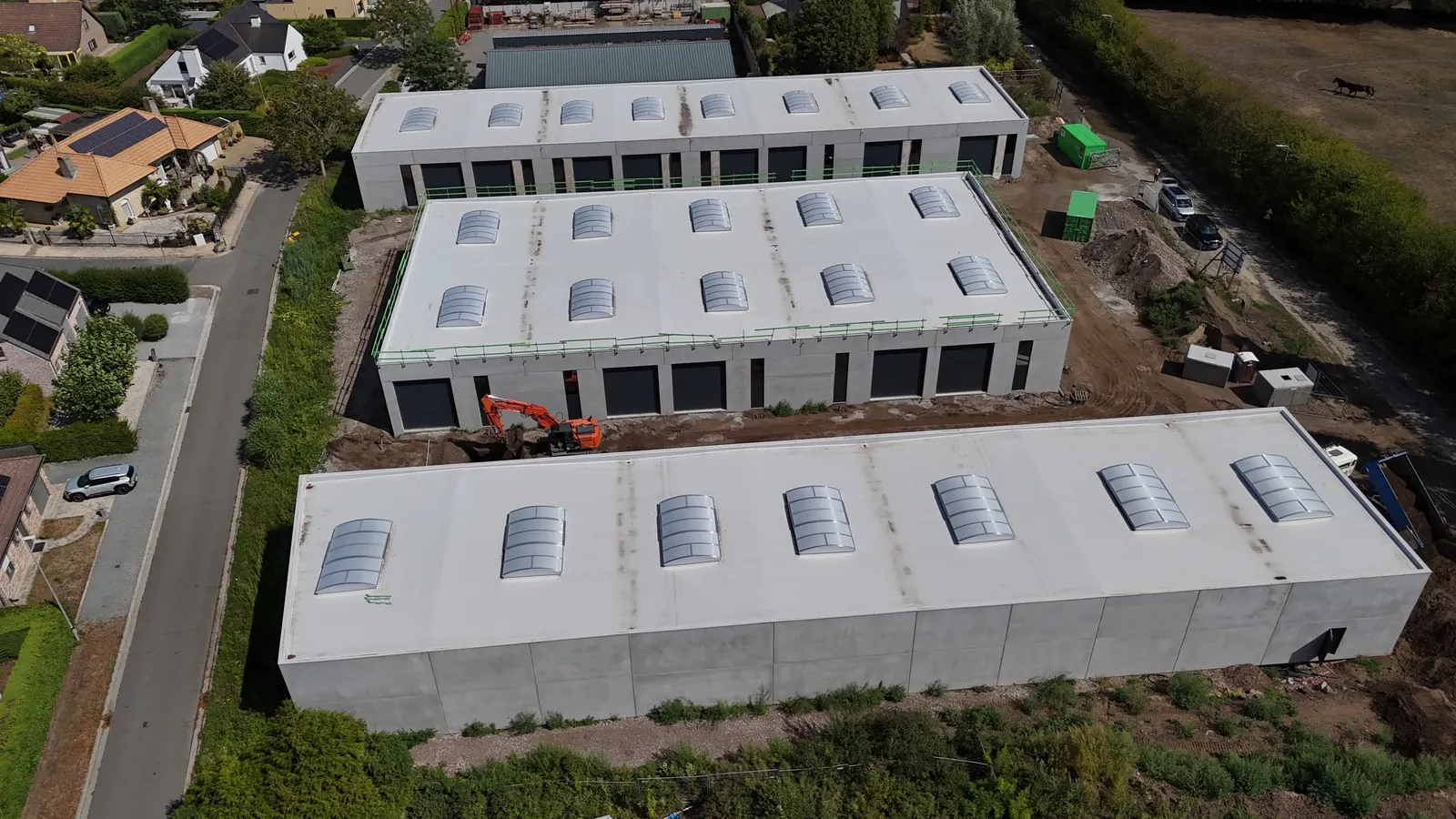 Sarospark Berlare — luchtfoto augustus 2026, volledige projectsite met de drie bouwvolumes