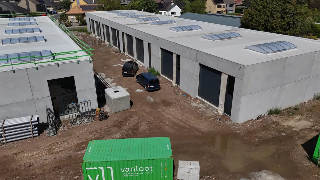 Sarospark — voorgevel met sectionaalpoorten van de KMO-units