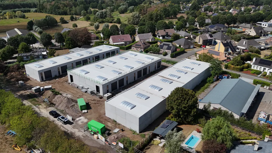 Sarospark — luchtfoto van de drie units-blokken en de omliggende woonwijk in Berlare