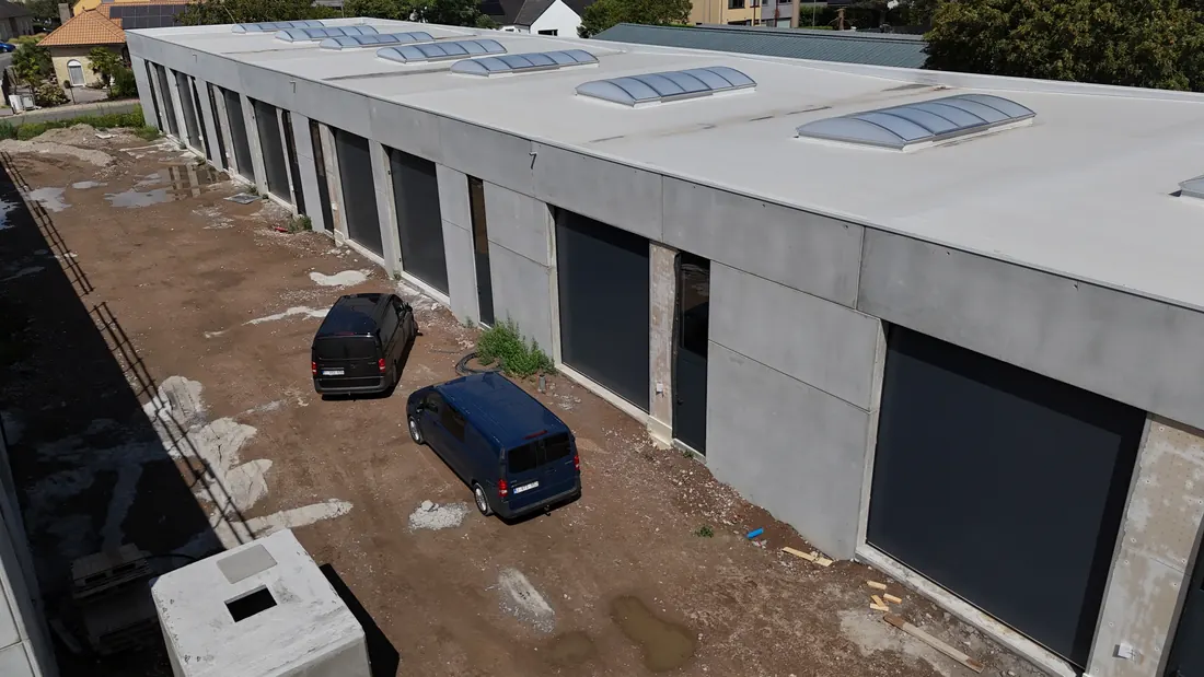 Sarospark — sectionaalpoorten en gevelafwerking van de units